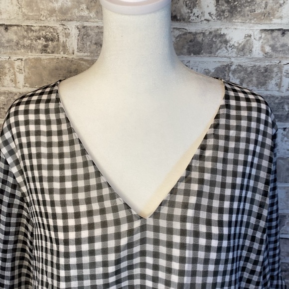 Calvin Klein lined blouse. Size L. Black/white checkered pattern. V-neck. - Picture 4 of 15